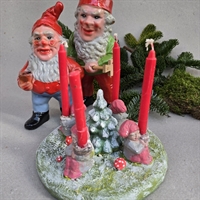 rund-lysestage-fire-siddende-nisser-holde-juletræslys-grønt-juletræ-i-midten-gammelt-keramik-julepynt